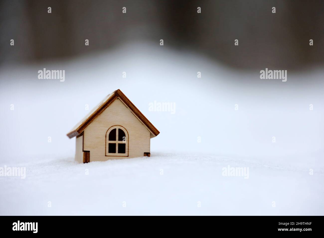 Modèle de maison en bois dans la neige.Concept de chalet de campagne, recherche de logements en hiver, immobilier en zone écologiquement propre Banque D'Images