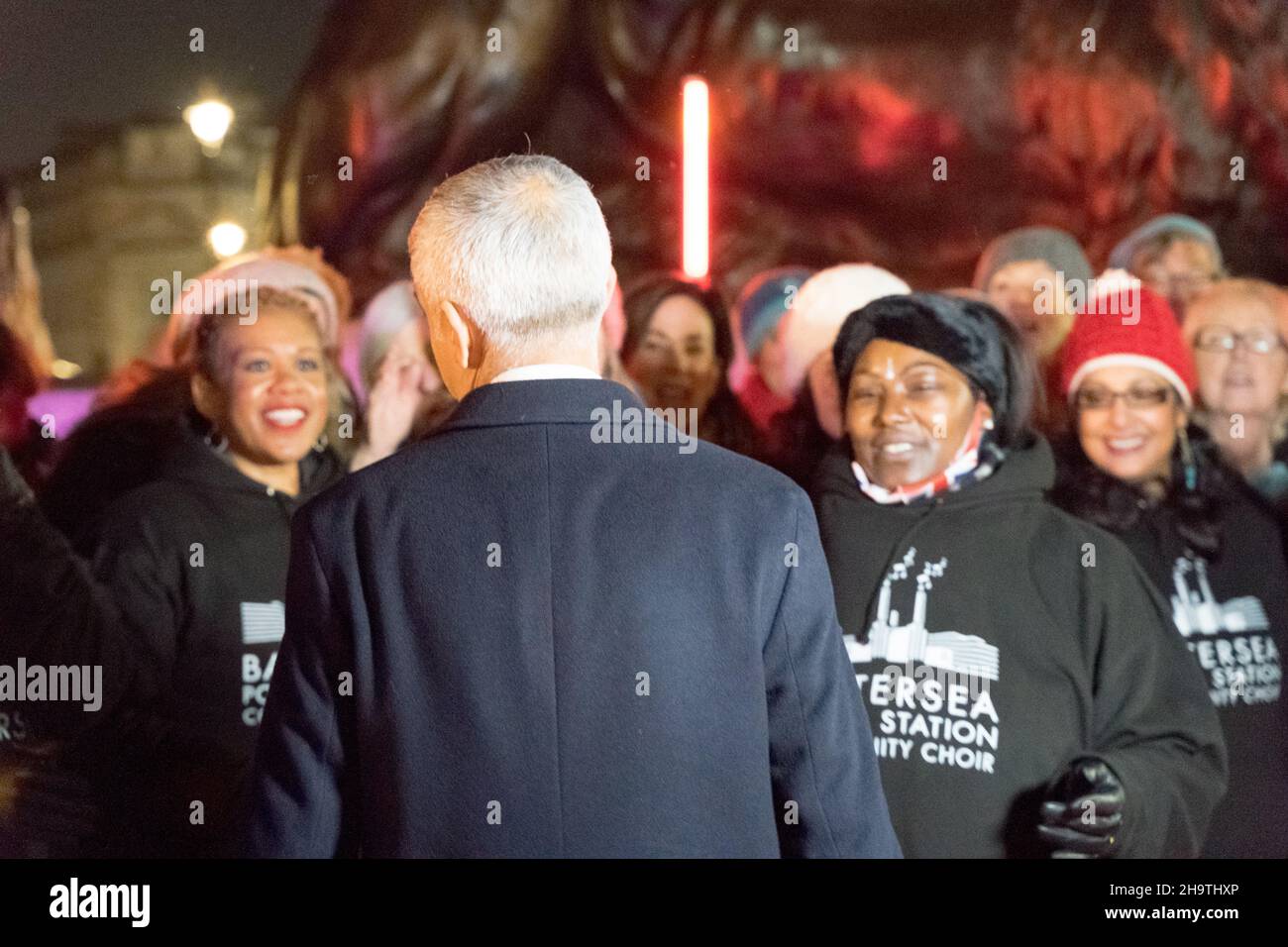 Londres Royaume-Uni 08 décembre 2021 : Jamie Cullum et le maire Sadiq Khan se sont joints ce soir au Choeur de la communauté de la station de Battersea à Trafalgar Square et ont exhorté les Londoniens à soutenir sa campagne de sommeil agacé d'hiver.Credit: Xiu Bao/Alamy Live News Banque D'Images