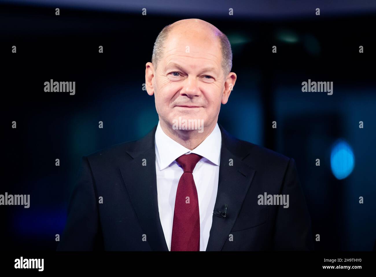 Berlin, Allemagne.08th décembre 2021.Le chancelier OLAF Scholz (SPD) est sur le point de commencer à enregistrer l'émission télévisée "Farbe bekennen" dans le studio de la capitale ARD.Credit: Christoph Soeder/dpa Pool/dpa/Alay Live News Banque D'Images