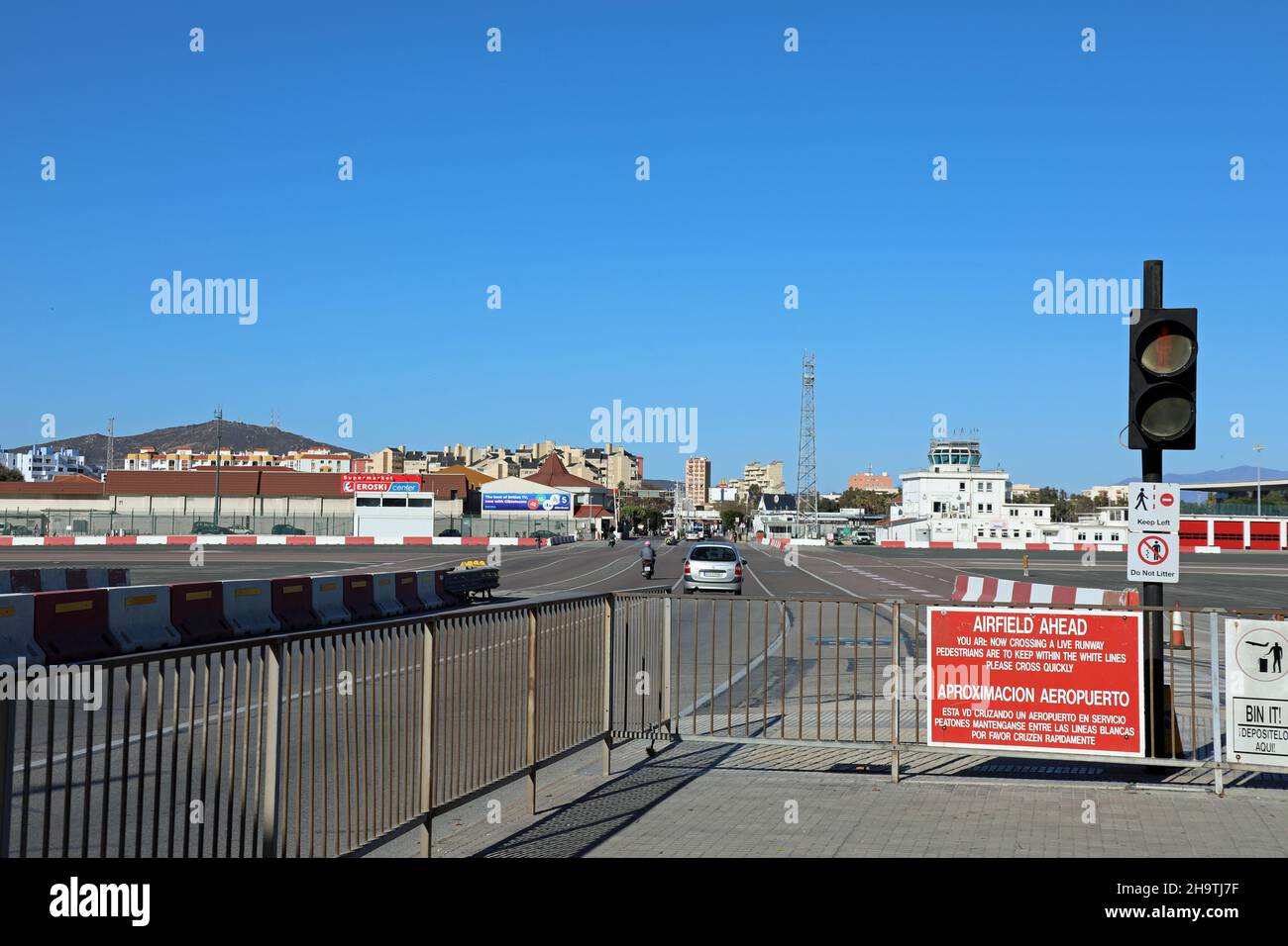 Chemin et route à travers l'aérodrome de Gibraltar Banque D'Images