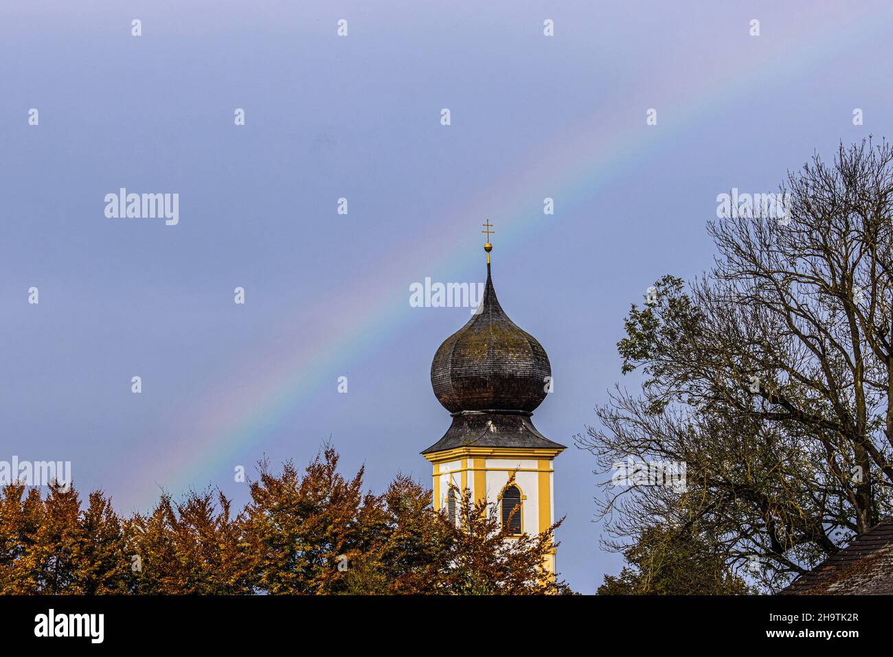 Clocher de l'église rococo avec arc-en-ciel, Allemagne, Bavière, Hoergersdorf Banque D'Images