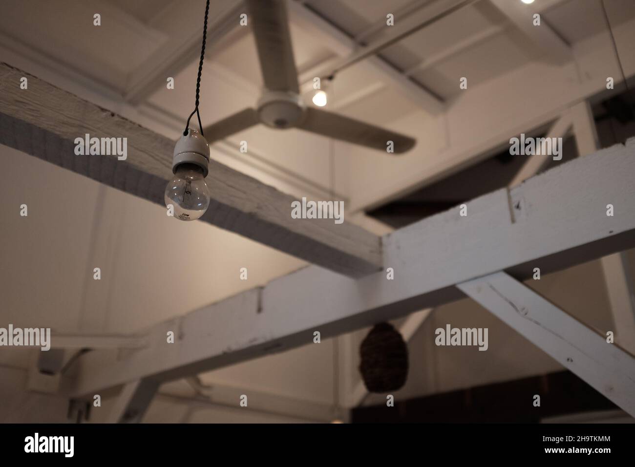 Prise de vue à angle bas du ventilateur de plafond et d'une ampoule Banque D'Images