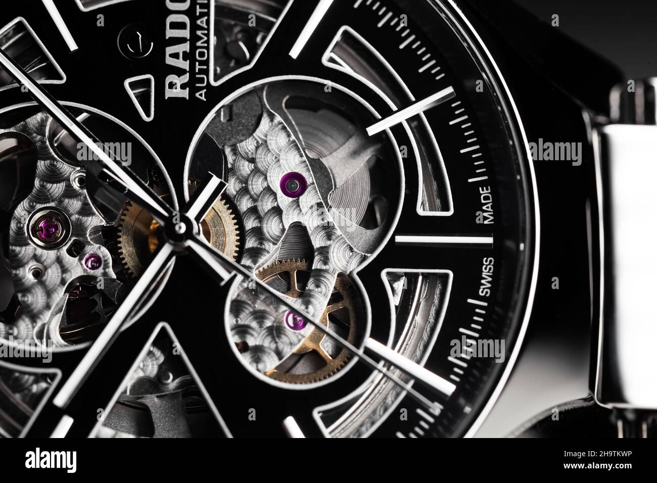 St-Petersburg, Russie - 11 novembre 2021: Rado True Open Heart Automatic R27510152, gros plan de la montre mécanique de luxe suisse avec b Banque D'Images