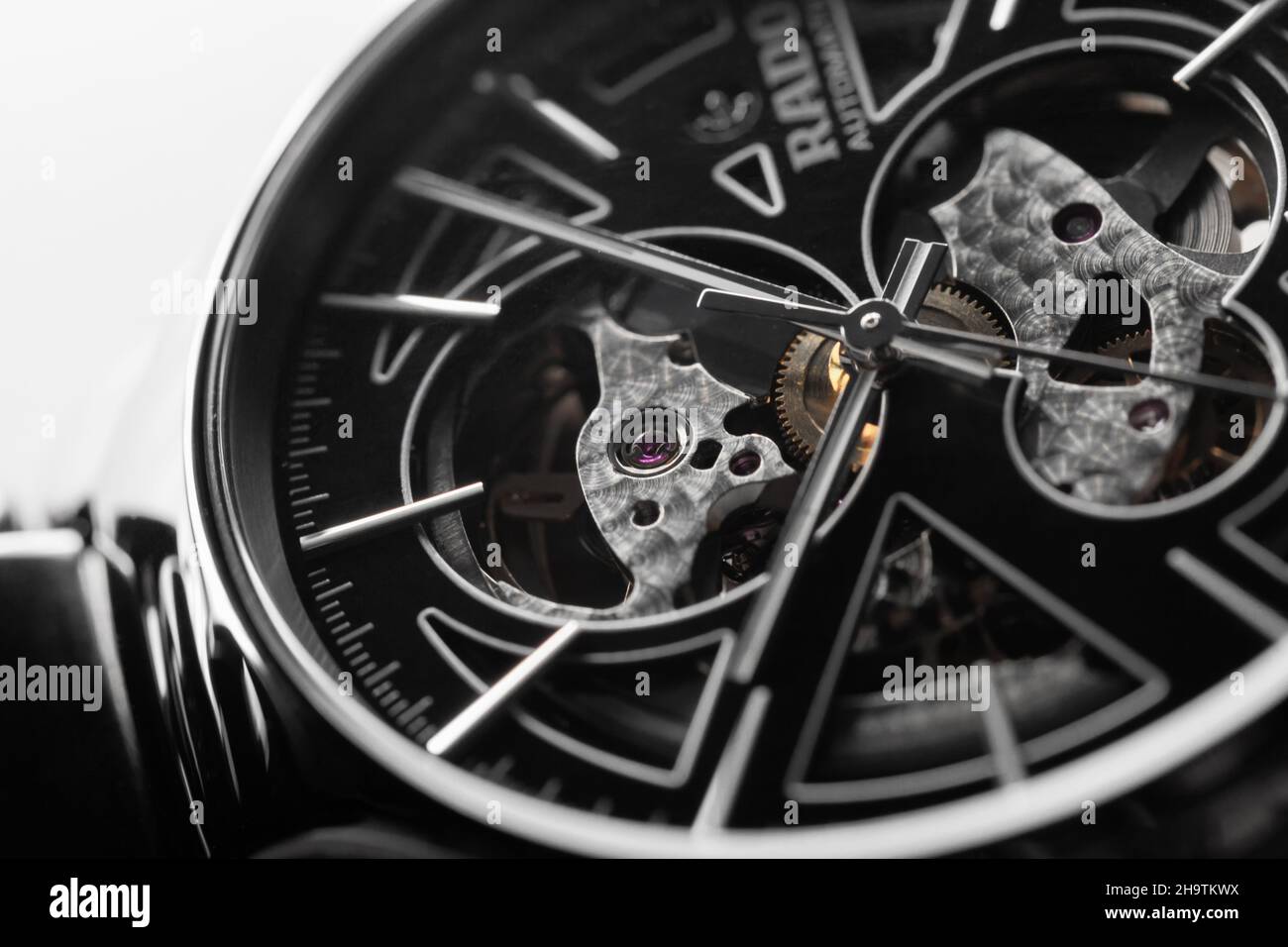 Saint-Pétersbourg, Russie - 11 novembre 2021 : gros plan de la montre mécanique de luxe suisse avec affaire noire et corps en céramique.Rado Banque D'Images