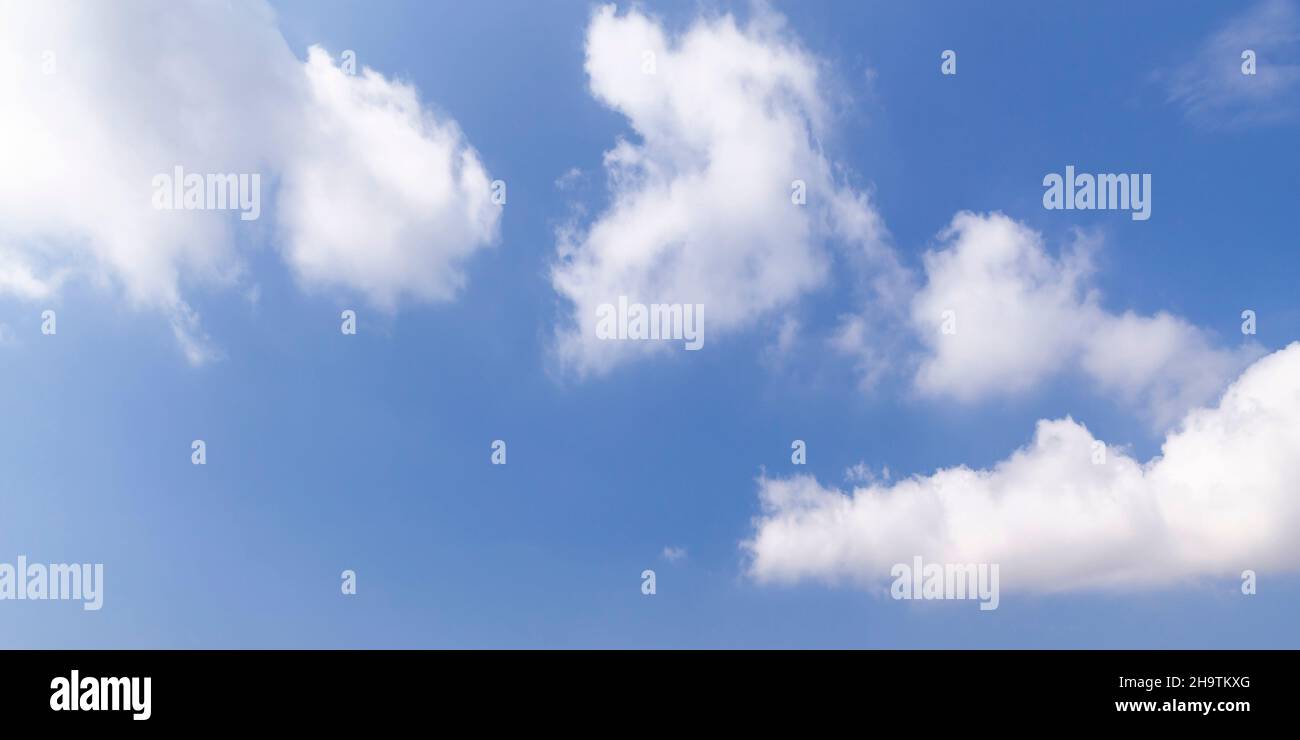 Ciel bleu avec des cumulus blancs pendant la journée. Photo d'arrière-plan naturelle Banque D'Images
