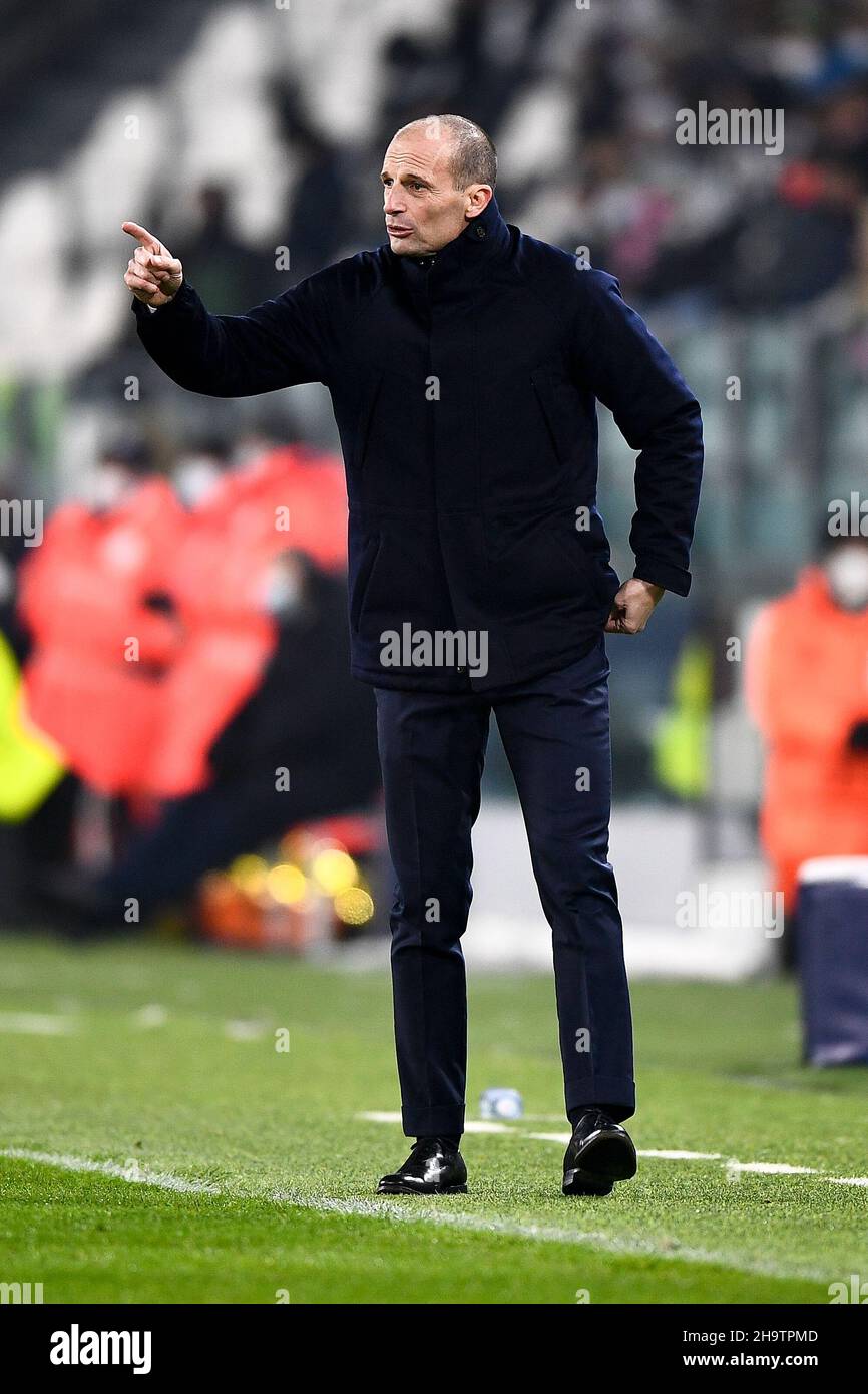 Turin, Italie.08 décembre 2021.Massimiliano Allegri, entraîneur en chef du Juventus FC, réagit lors du match de football de la Ligue des champions de l'UEFA entre le Juventus FC et le Malmo FF.Credit: Nicolò Campo/Alay Live News Banque D'Images