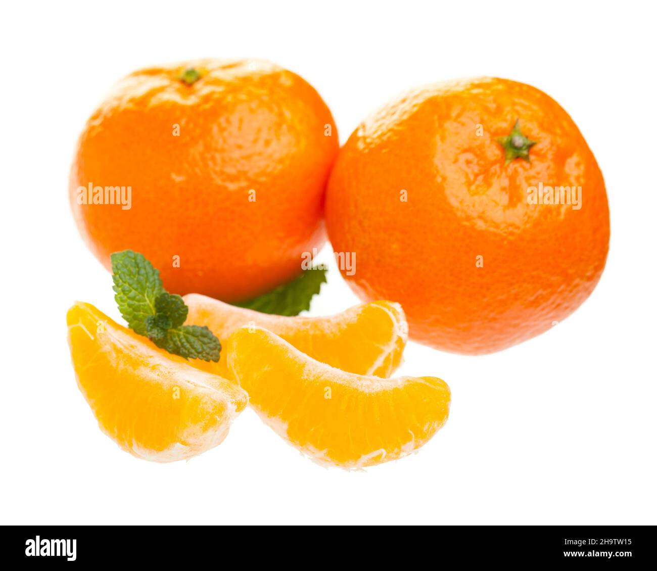 Mandarins, intérieur, ouvert, mandarin, tranches,colonnes, orange, blanc, arrière-plan, avant,Aliments, a, gros plan, entier, lie,isolé, fruit, morceaux de fruits, sli Banque D'Images