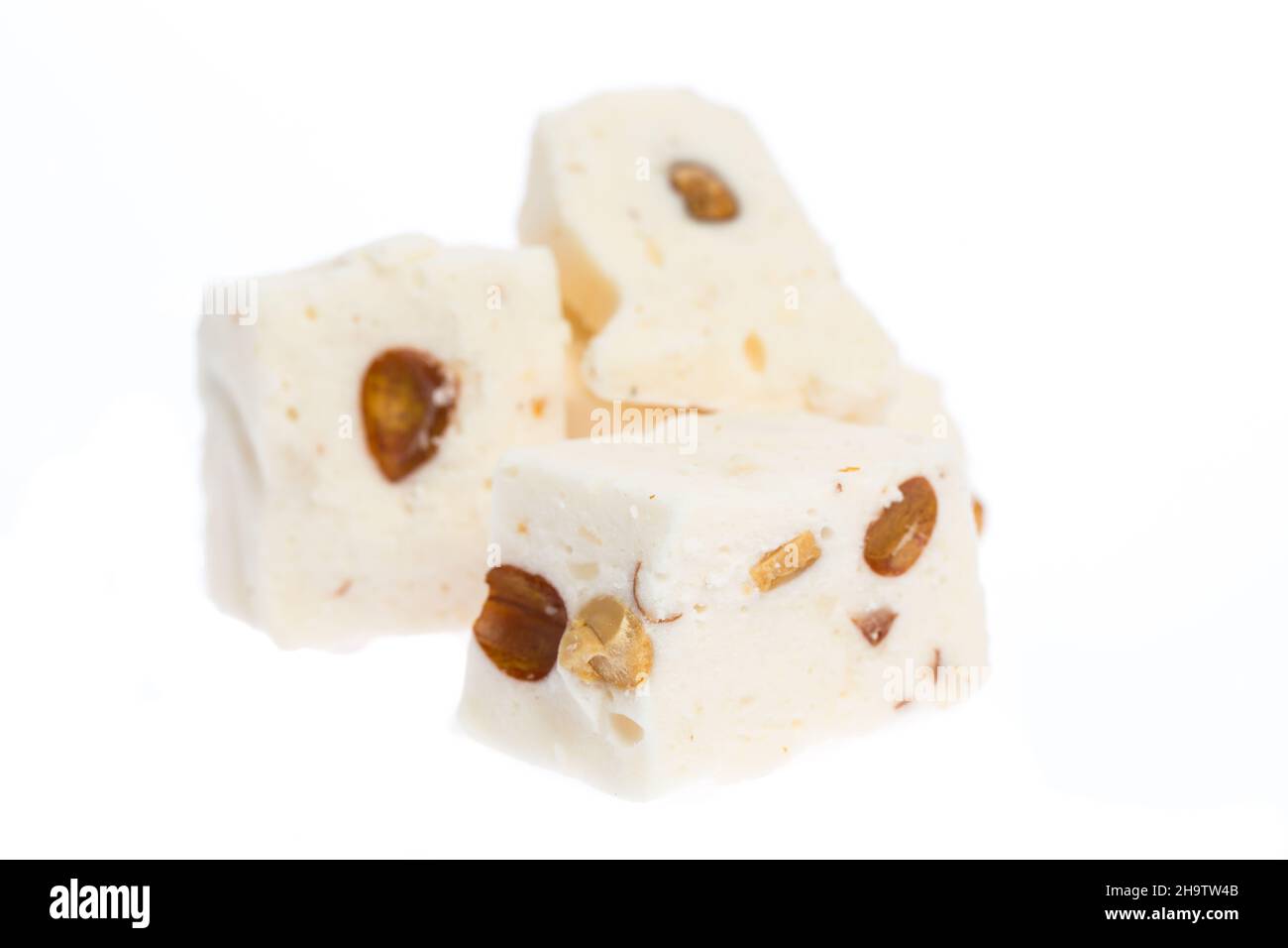 turc, miel, blanc, fond, halva,isolé, doux, facultatif, torrone, dessert,manger, grignoter, dinde, helva, sucre,amandes, morceaux, severa Banque D'Images