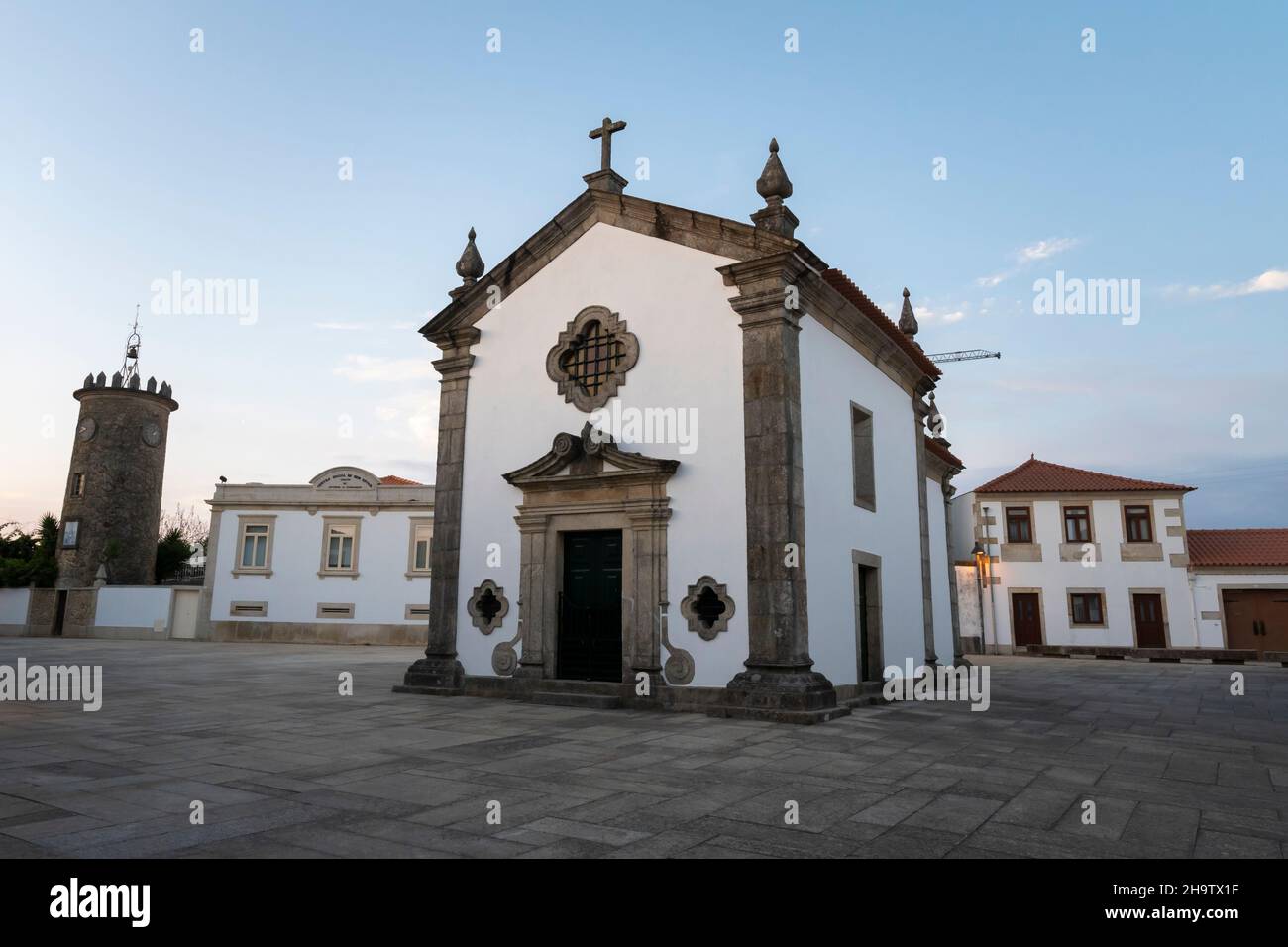 Le soleil se couche sur Capela do Senhor da Praça le long de la Camino Portugais dans Rates, Portugal.Cette route du pèlerinage de Camino de Santiago s'étend vers le nord Banque D'Images