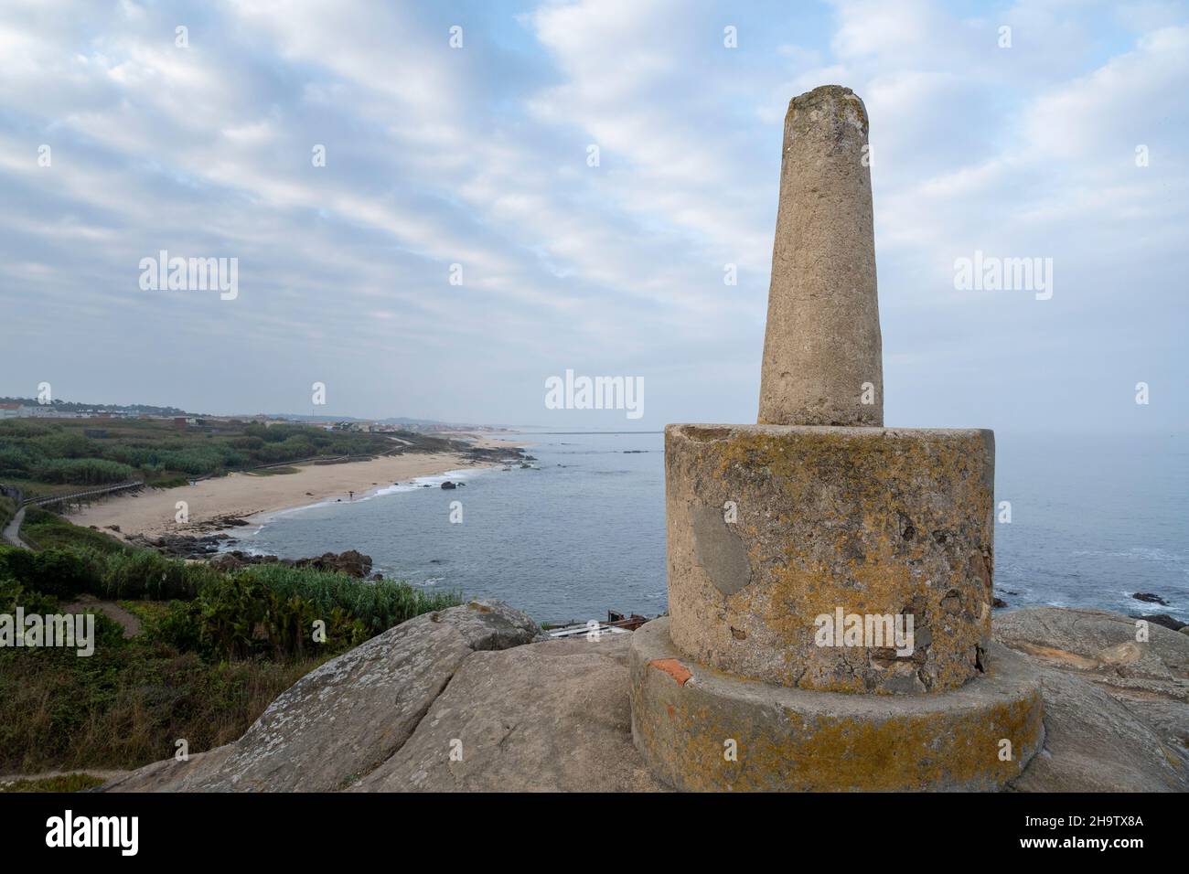 Un marqueur de vertex géodésique sur Praia de Labruge le long du portugais Camino à Labruge, Portugal.Cette route du pèlerinage de Camino de Santiago est non Banque D'Images
