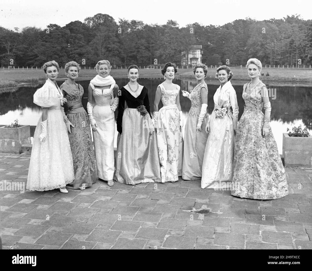 Photographie de Harry Pot intitulée mannequins à l'ancien château de Wassenaar - femmes habillées avec élégance dans la photographie de groupe - 1955 Banque D'Images