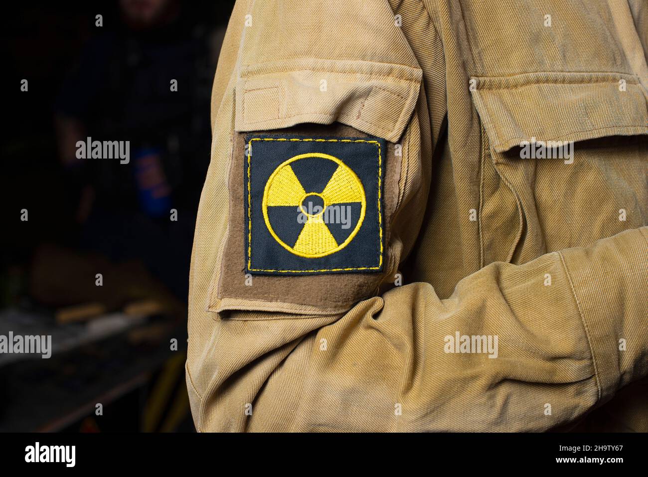 liquidateur uniforme avec le signe de rayonnement des conséquences d'un accident au réacteur nucléaire d'une centrale nucléaire Banque D'Images