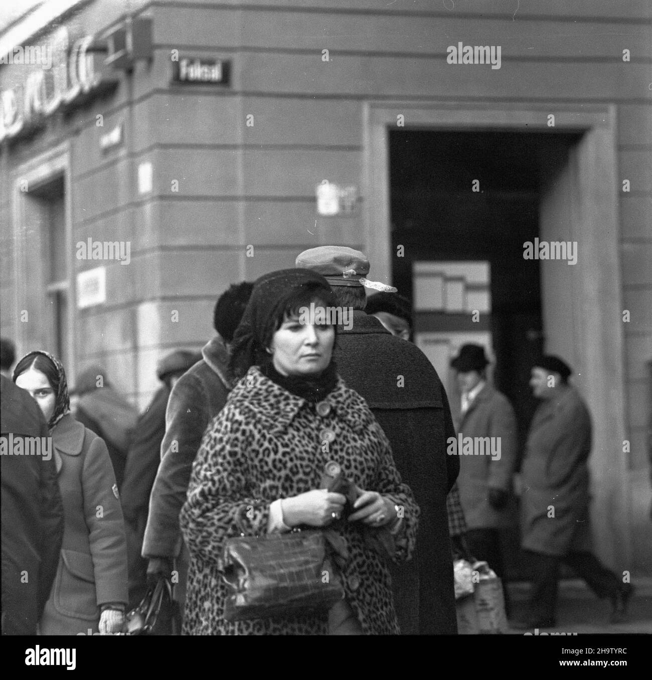 Varsovie, 1969-11-27.W koñcówce lat 60-tych Polacy nadal ubierali siê smutno i bezbarwnie.Widok ciekawie ubranych kobiet zdarza³ siê rzadko, st¹d ubrana W cêtkowane futro kobieta wzbudza³a zainteresowanie przechodniów.NZ. Przechodnie u zbiegu ulic Foksal i Nowego Œwiatu. uu PAP/Edmund UchymiakVarsovie, le 27 novembre 1969.À la fin des années 60, les Polonais portaient encore des vêtements misérable et incolore.Très rarement, il était possible de voir des femmes habillées de manière intéressante ainsi une femme vêtue d'une fourrure mouchetée attache beaucoup d'attention aux passants.Photo : passants au coin de Foksal et Nowy Swiat Ste Banque D'Images