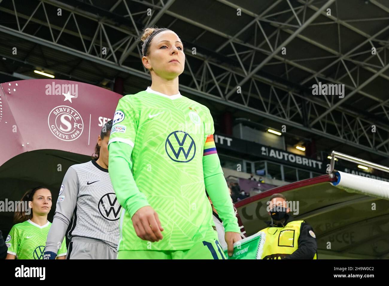 Genève, Suisse.08th décembre 2021.Genève, Suisse, décembre 8th 2021 : Svenja Huth (10 VfL Wolfsburg) entre dans le stade avec le capitaine BIND (couleur arc-en-ciel) lors du match de football du groupe de la Ligue des champions des femmes de l'UEFA 5 entre Servette et Wolfsburg au Stade de Geneve à Genève, en Suisse.Daniela Porcelli/SPP crédit: SPP Sport presse photo./Alamy Live News Banque D'Images