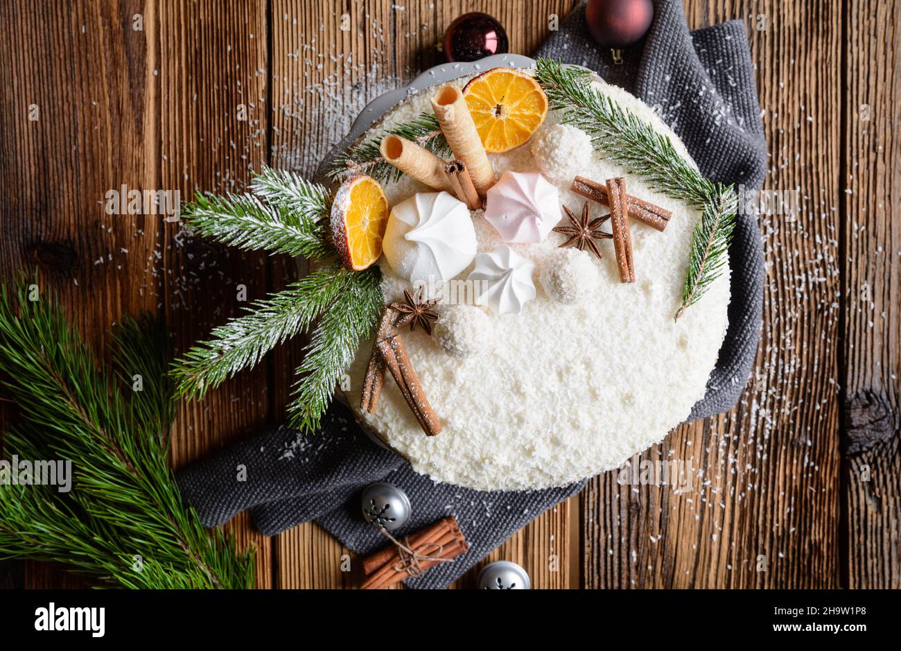 Délicieux gâteau de Noël nu de pain d'épice avec crème fouettée et garniture de noix de coco Banque D'Images