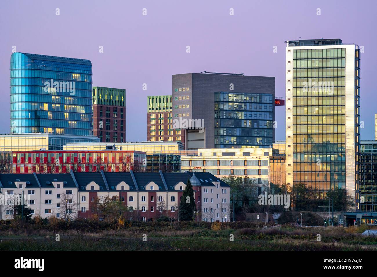 Horizon de maisons dans le Media Harbour, en face de ses bâtiments résidentiels dans le quartier de Hamm, Düsseldorf, NRW, Allemagne Banque D'Images