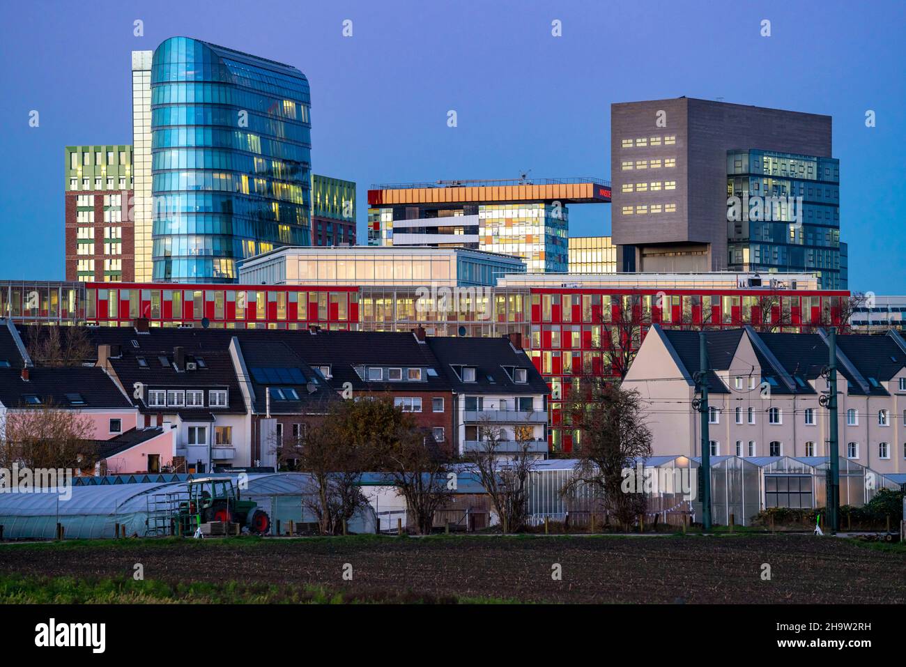 Horizon de maisons dans le Media Harbour, en face de ses bâtiments résidentiels dans le quartier de Hamm, Düsseldorf, NRW, Allemagne Banque D'Images