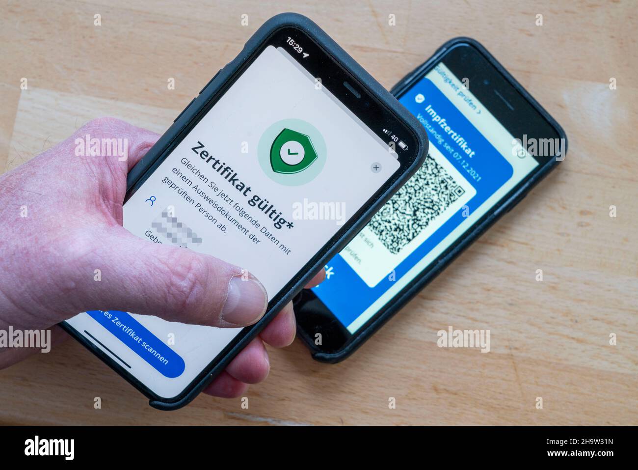 CovPassCheck, pour vérifier le certificat de vaccination numérique, sur un smartphone, vaccinations contre le virus Corona, Covid-19, preuve de vaccination, D Banque D'Images