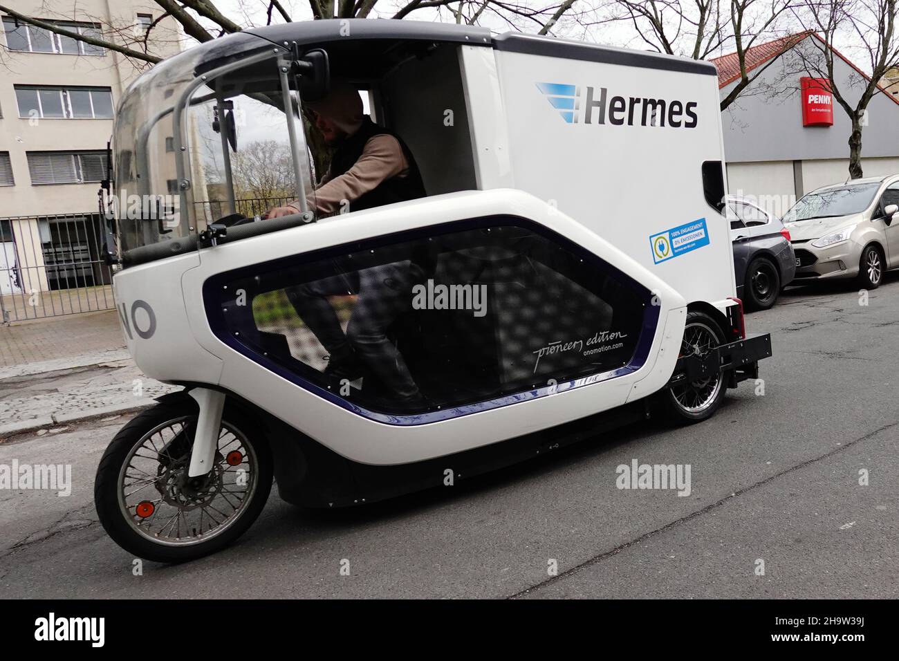 '12.04.2021, Allemagne, , Berlin - le transporteur de colis Hermes livre les commandes d'une manière écologique en utilisant un vélo de cargaison.00S210412D540CAROEX.JPG Banque D'Images '12.04.2021, Allemagne, , Berlin - le transporteur de colis Hermes livre les commandes d'une manière écologique en utilisant un vélo de cargaison.00S210412D540CAROEX.JPG Banque D'Images