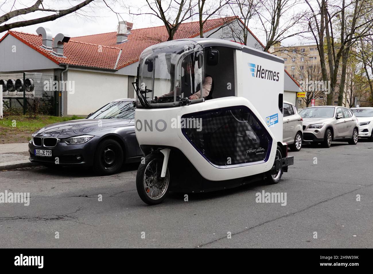 '12.04.2021, Allemagne, , Berlin - le transporteur de colis Hermes livre les commandes d'une manière écologique en utilisant un vélo de cargaison.00S210412D539CAROEX.JPG Banque D'Images '12.04.2021, Allemagne, , Berlin - le transporteur de colis Hermes livre les commandes d'une manière écologique en utilisant un vélo de cargaison.00S210412D539CAROEX.JPG Banque D'Images