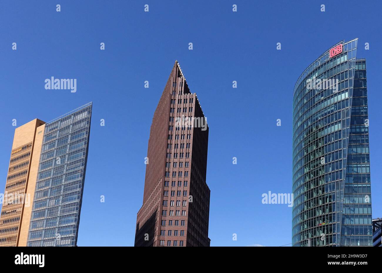 '21.05.2021, Allemagne, , Berlin - immeubles de la Potsdamer Platz: Tour de l'atrium, tour de Kollhoff et tour de train (de gauche).00S210521D337CAROEX.JPG [MODE Banque D'Images