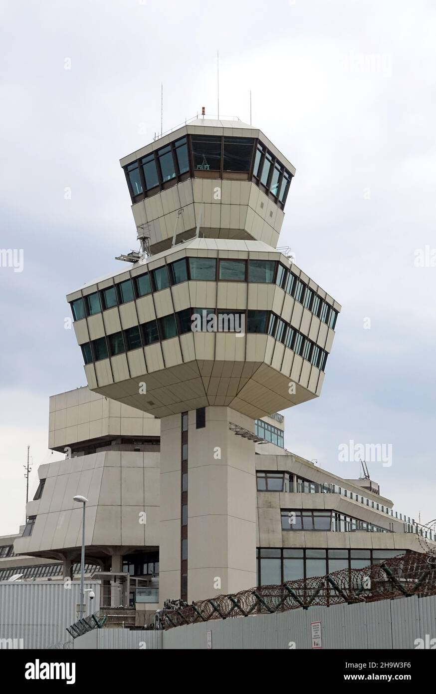 '04.06.2021, Allemagne, , Berlin - la tour de l'ancien aéroport de Tegel.00S210604D397CAROEX.JPG [AUTORISATION DU MODÈLE : NON, AUTORISATION DU PROPRIÉTAIRE : NON (C) Banque D'Images