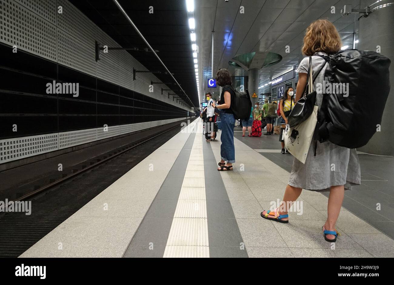 '24.07.2021, Allemagne, , Berlin - voyageurs attendant le train sur une plate-forme de la gare principale.00S210724D565CAROEX.JPG [VERSION DU MODÈLE : NON, PROPE Banque D'Images