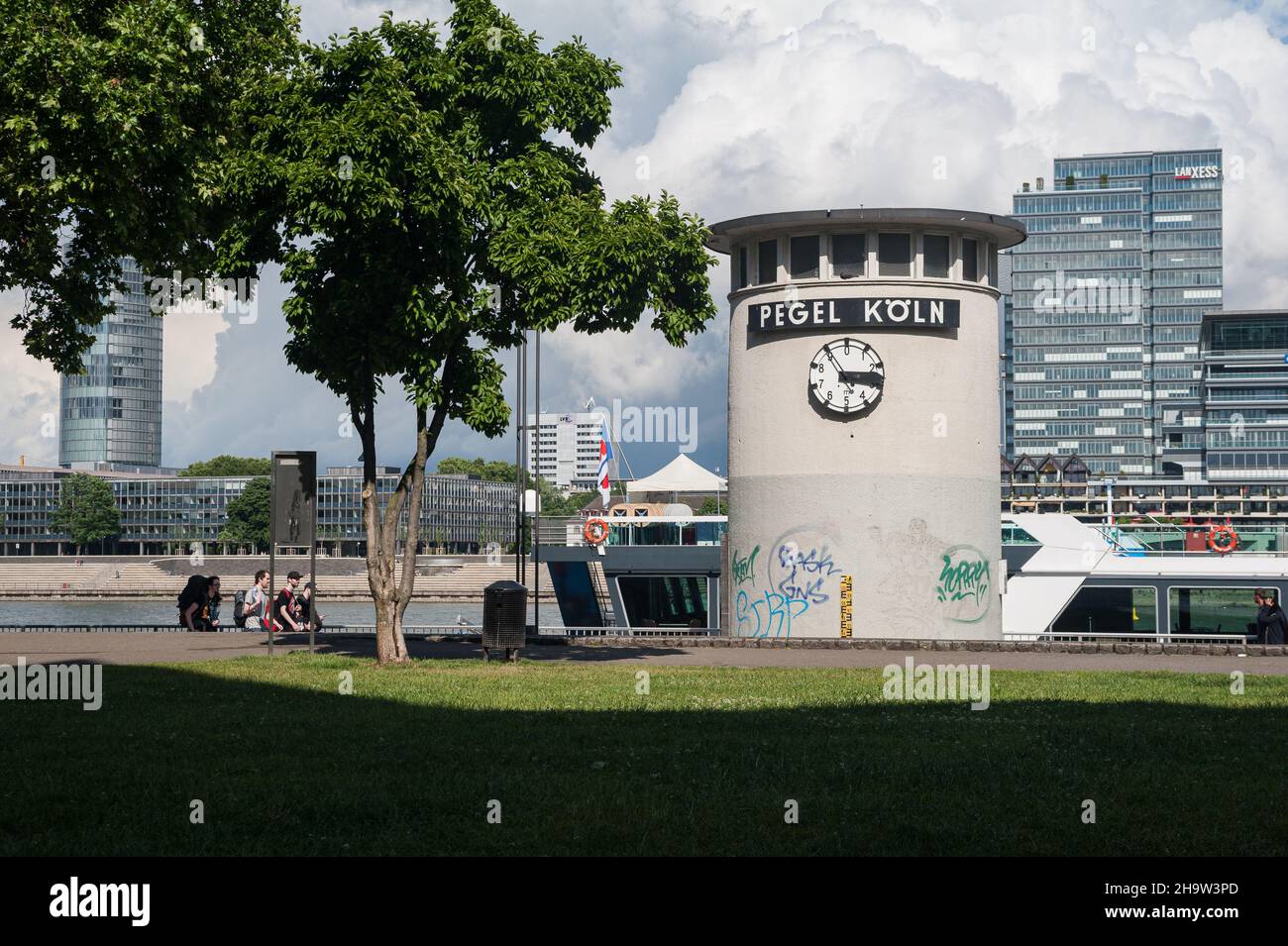 '09.06.2017, Allemagne, Rhénanie-du-Nord-Westphalie, Koeln - Cologne niveau d'eau à la tour de niveau d'eau avec horloge de niveau d'eau sur les rives du Rhin dedans Banque D'Images