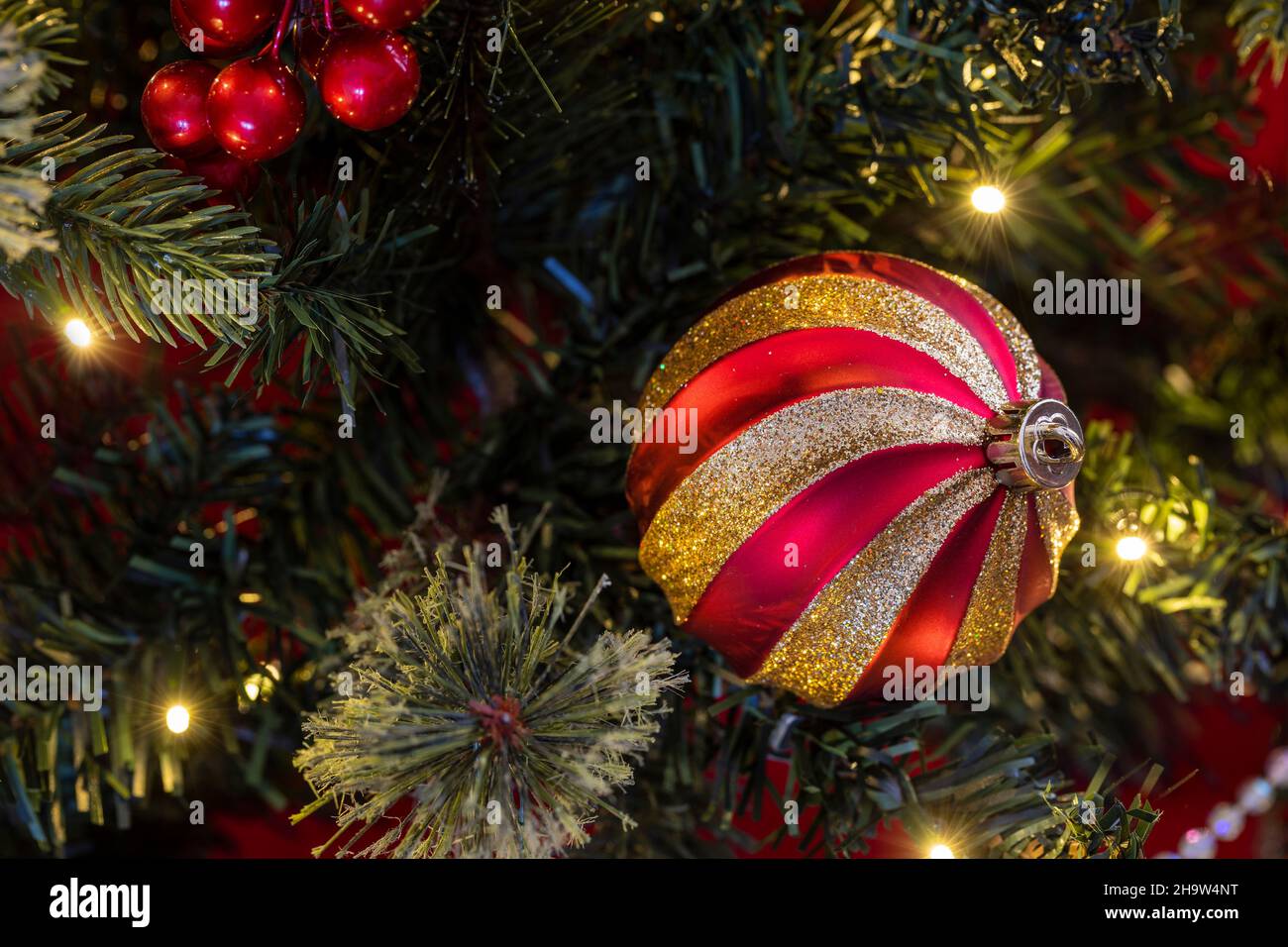 Sapin de Noël illuminé avec décorations de Noël Banque D'Images