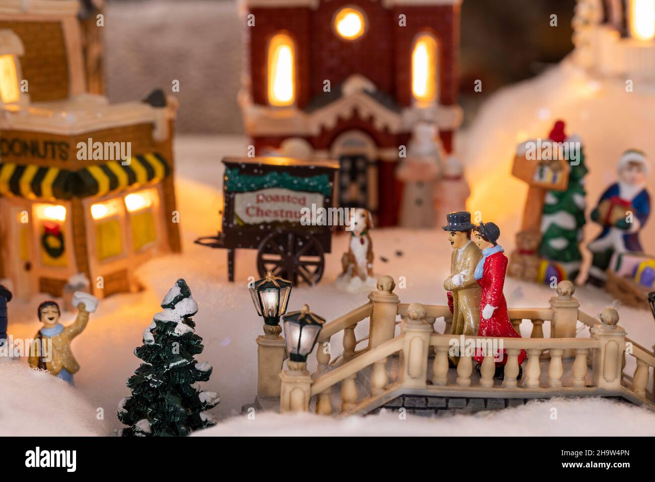 Petit village de Noël avec des gens, des maisons et des arbres mis en place pour la saison des fêtes Banque D'Images
