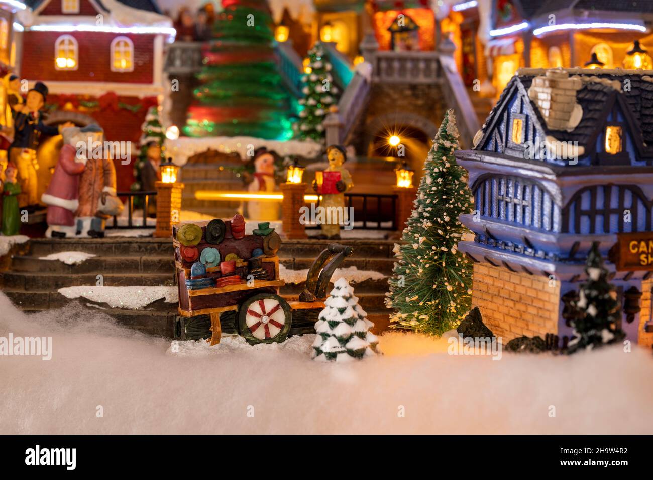 Petit village de Noël avec des gens, des maisons et des arbres mis en place pour la saison des fêtes Banque D'Images