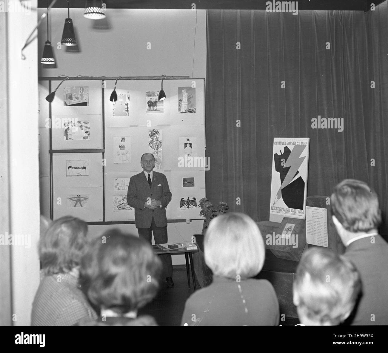 Varsovie, 1969-12-02.Eryk Lipiñski, redaktor naczelny Szpilek wrêczy³ nagrotty tygodnika dla polskich uczestników miêdzynarodowej wystawy W Moskwie pt.Satyra W walce o pokój.I nagrodê otrzyma³ karykaturzysta Trybuny Ludu Stefan Wielgus za pracê pt.Cicha œmieræ.NZ. Przemawia Eryk Lipiñski. mb PAP/Adam UrbanekVarsovie, le 2 décembre 1969.Le rédacteur en chef du mensuel Szpilki Eryk Lipinski a remis des prix aux participants polonais de l'exposition internationale de Moscou sur la satire aidant les gens à lutter pour la paix.Le caricaturiste du quotidien Trybuna Ludu Stefan Wielgus a reçu le prix 1st pour le travail enti Banque D'Images