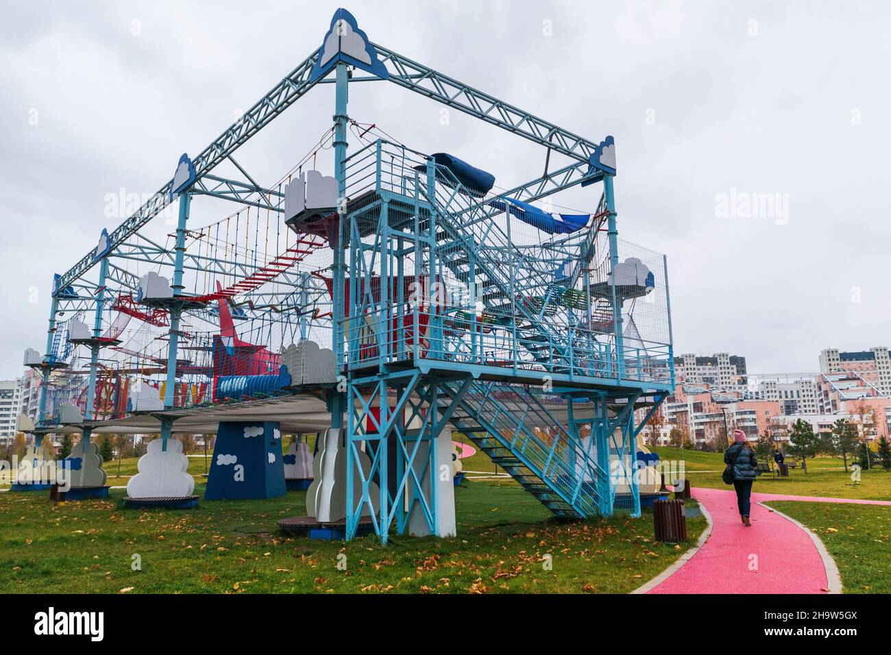 attraction de corde pour enfants trampolines acrobatiques cirque calmar jeu.concept cirque jouer jeux pour enfants Banque D'Images