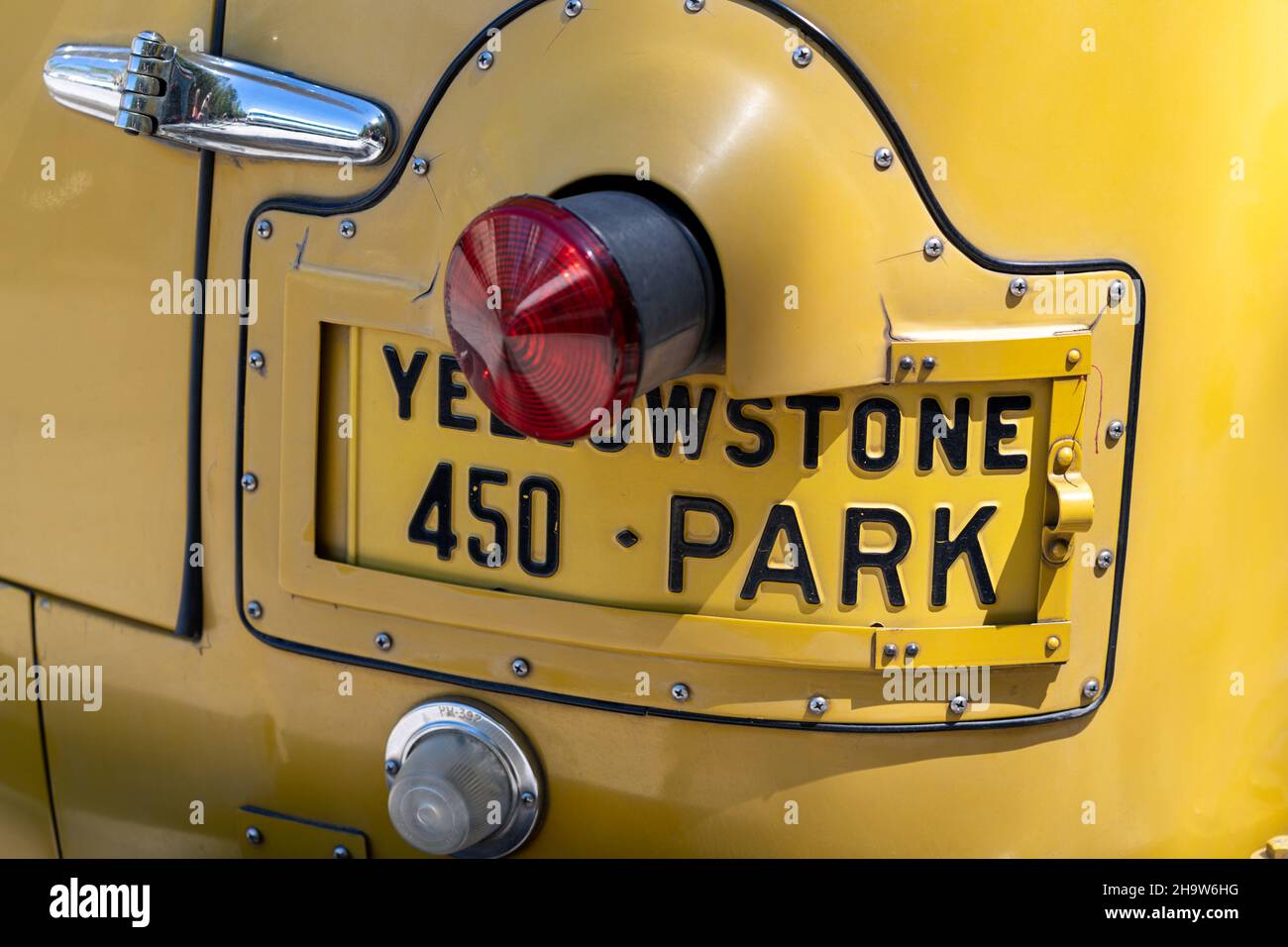 Wyoming, États-Unis - 29 juin 2021 : gros plan du classique des années 1940, autobus scolaire jaune modèle blanc 706, utilisé pour les touristes pour les visites touristiques Banque D'Images
