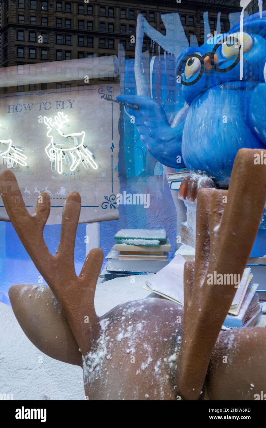 Les fenêtres de vacances de Macy sont toujours un arrêt touristique populaire à Herald Square, New York City, États-Unis Banque D'Images