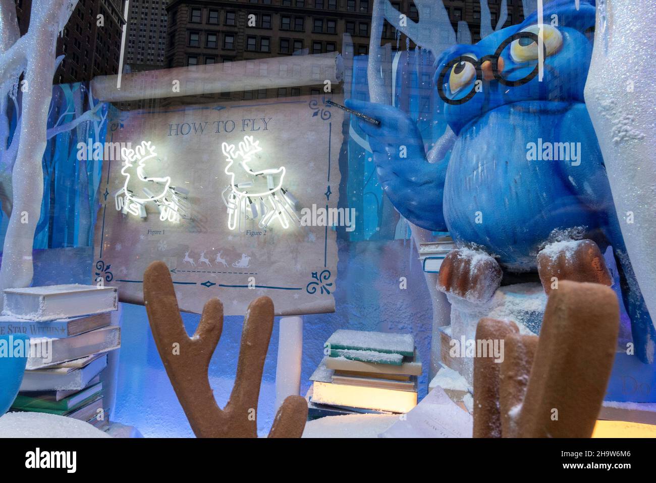 Les fenêtres de vacances de Macy sont toujours un arrêt touristique populaire à Herald Square, New York City, États-Unis Banque D'Images