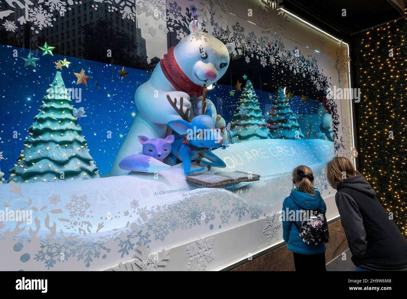 Les fenêtres de vacances de Macy sont toujours un arrêt touristique populaire à Herald Square, New York City, États-Unis Banque D'Images