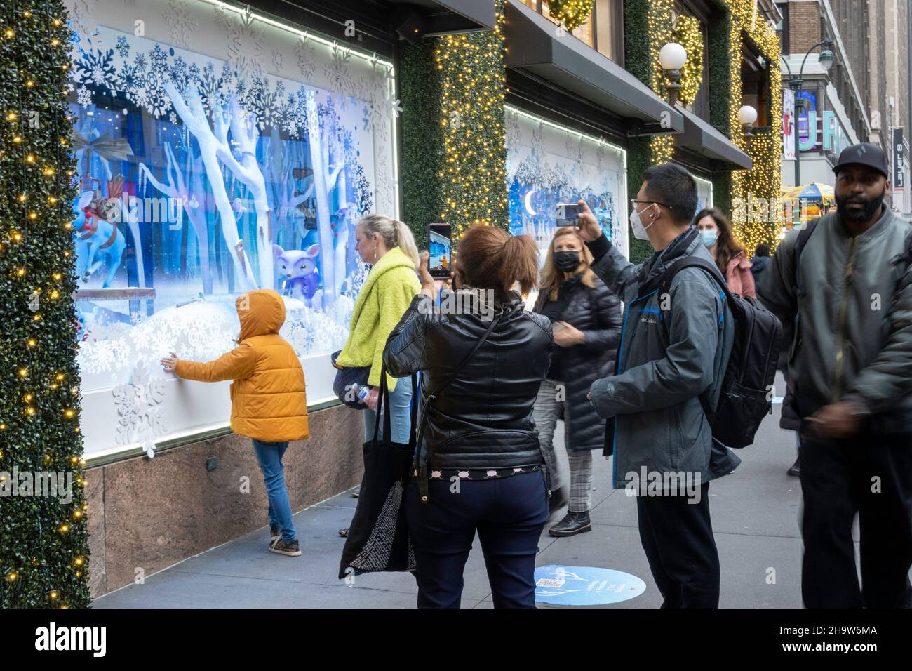 Les fenêtres de vacances de Macy sont toujours un arrêt touristique populaire à Herald Square, New York City, États-Unis Banque D'Images