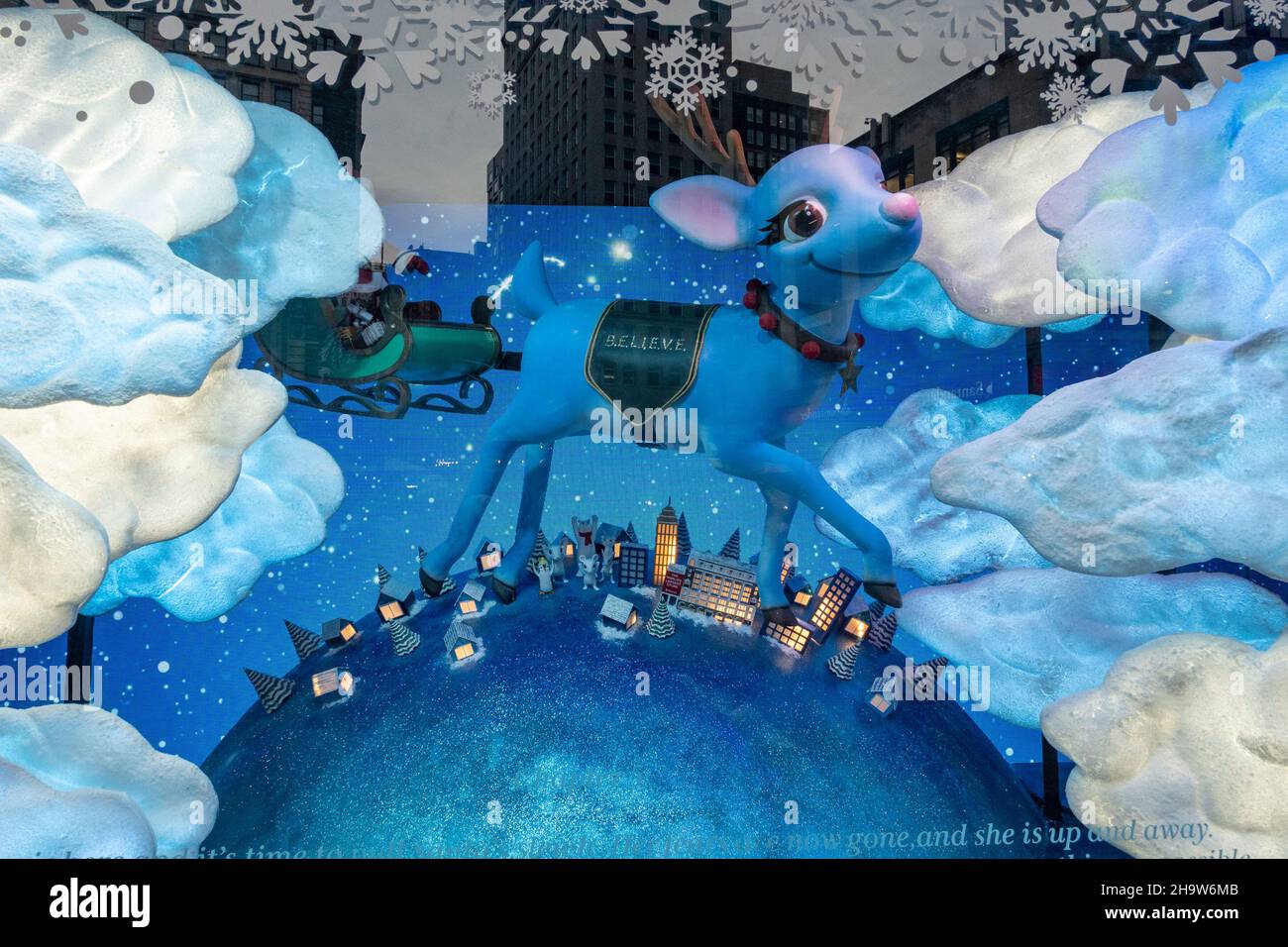 Les fenêtres de vacances de Macy sont toujours un arrêt touristique populaire à Herald Square, New York City, États-Unis Banque D'Images