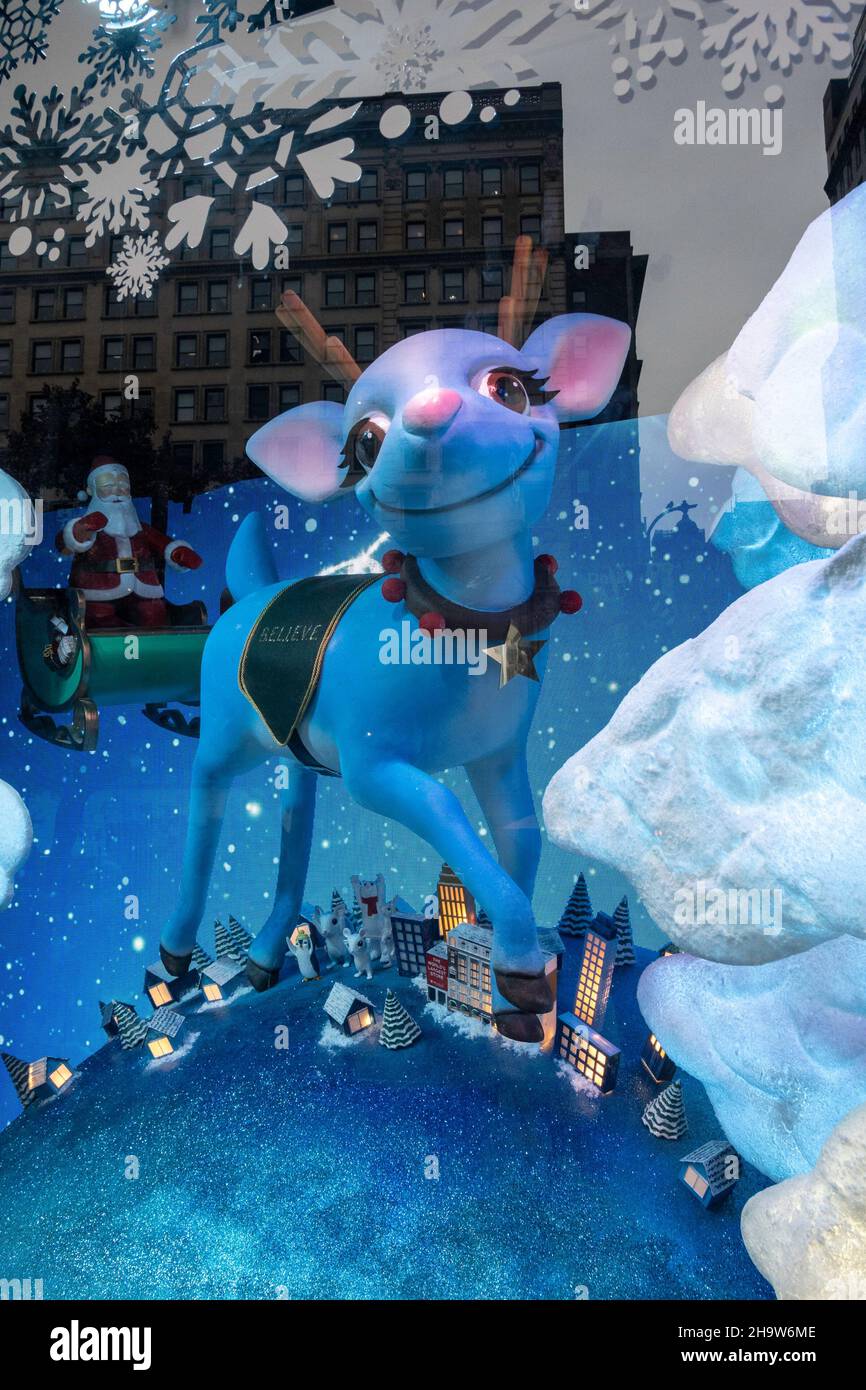 Les fenêtres de vacances de Macy sont toujours un arrêt touristique populaire à Herald Square, New York City, États-Unis Banque D'Images