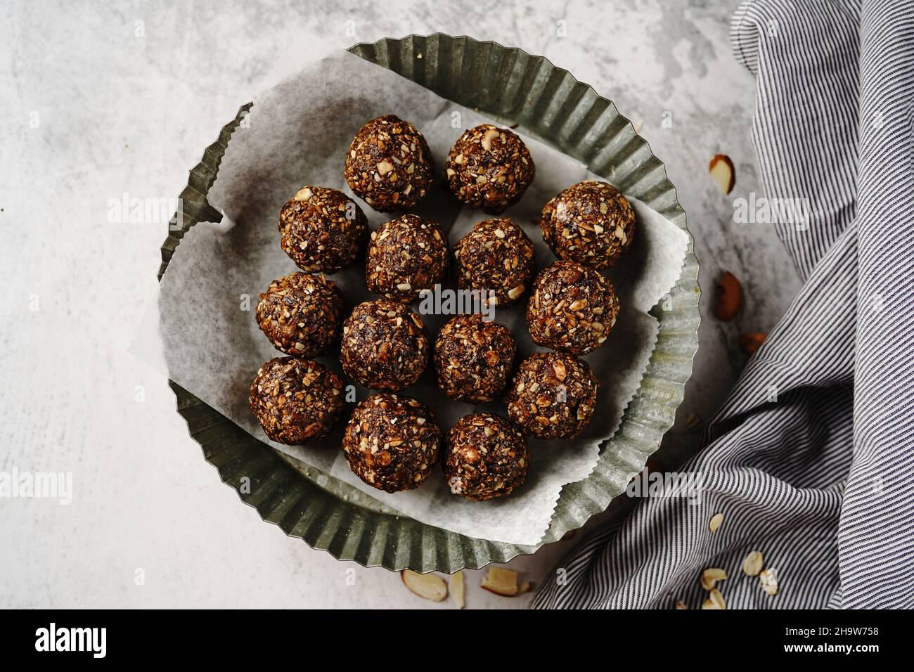 Pas de boules de protéines d'énergie brute de cuisson avec des noix d'avoine et des dates, foyer sélectif Banque D'Images