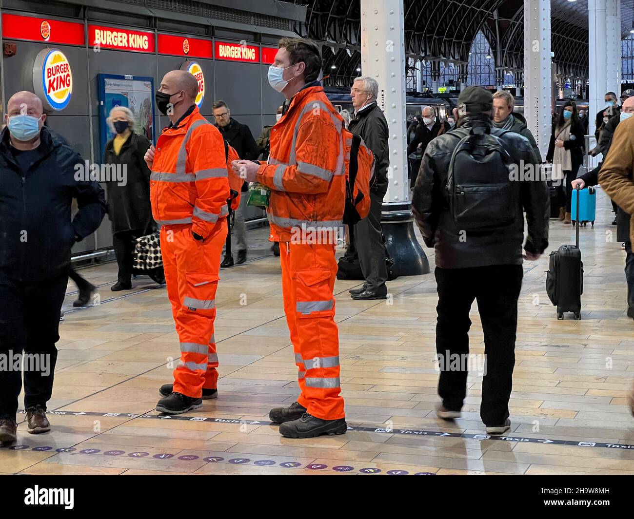 Londres, Royaume-Uni.08th décembre 2021.Les passagers attendent à la gare de Paddington à Londres le 8 décembre 2021.Le gouvernement britannique a annoncé de nouvelles restrictions visant à freiner la propagation de la variante Omnitron.Les mesures comprennent que les gens devraient travailler de la maison si possible et porter des masques dans la plupart des autres endroits intérieurs.(Photo de Samuel Rigelhaupt/Sipa USA ) Credit: SIPA USA/Alay Live News Banque D'Images