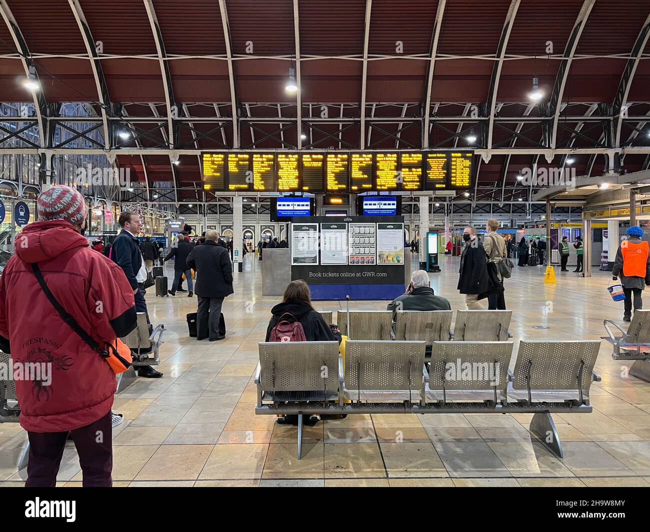 Londres, Royaume-Uni.08th décembre 2021.Les passagers attendent à la gare de Paddington à Londres le 8 décembre 2021.Le gouvernement britannique a annoncé de nouvelles restrictions visant à freiner la propagation de la variante Omnitron.Les mesures comprennent que les gens devraient travailler de la maison si possible et porter des masques dans la plupart des autres endroits intérieurs.(Photo de Samuel Rigelhaupt/Sipa USA ) Credit: SIPA USA/Alay Live News Banque D'Images