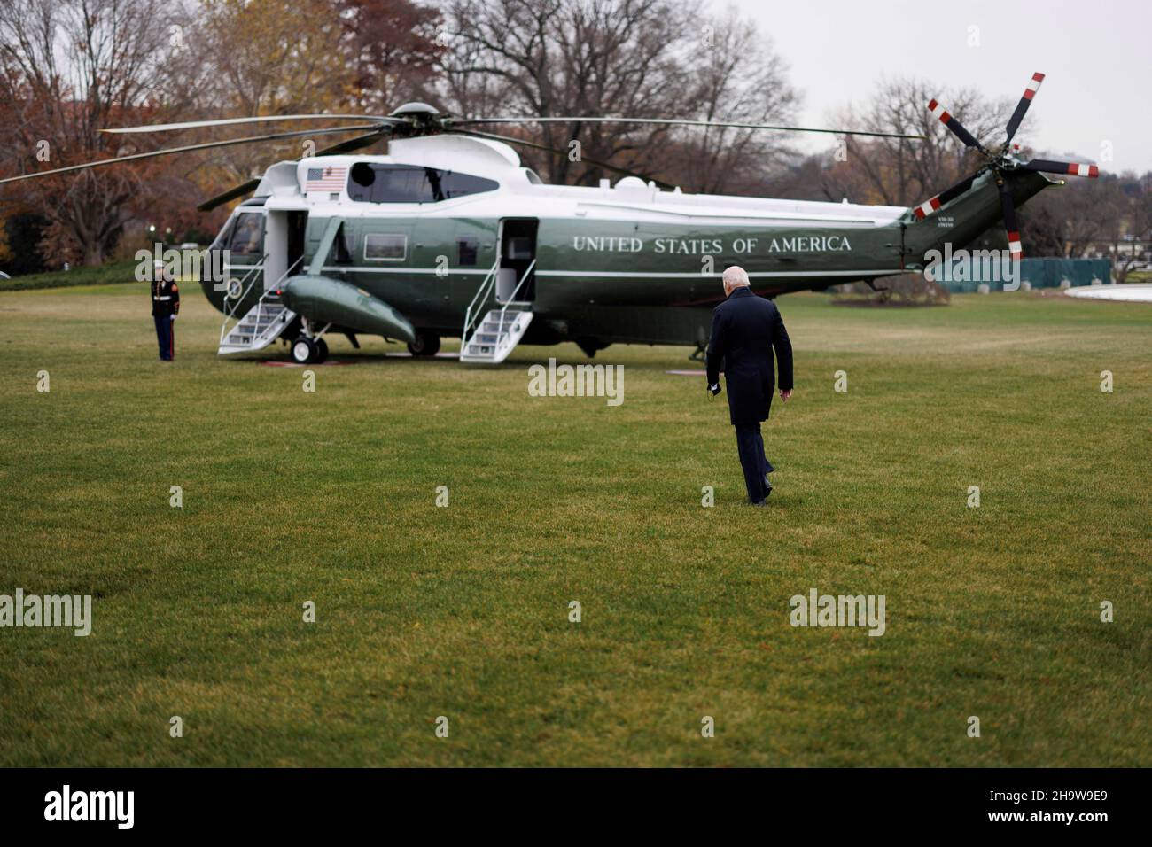 Washington, États-Unis.8th décembre 2021.Le président américain Joe Biden (Front) se dirige vers Marine One à Washington, DC, aux États-Unis, le 8 décembre 2021.Biden a signé mercredi un décret qui exige que le gouvernement fédéral atteigne un objectif de zéro émission de carbone nette d'ici 2050.Credit: Ting Shen/Xinhua/Alay Live News Banque D'Images