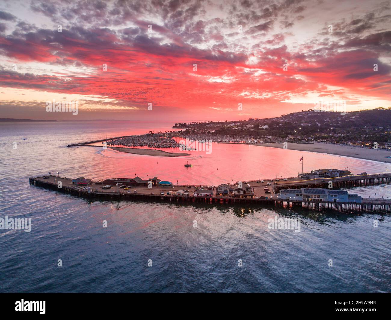 Vue aérienne de Stoarn's Wharf et du port de Santa Barbara au coucher du soleil, Santa Barbara, Californie Banque D'Images