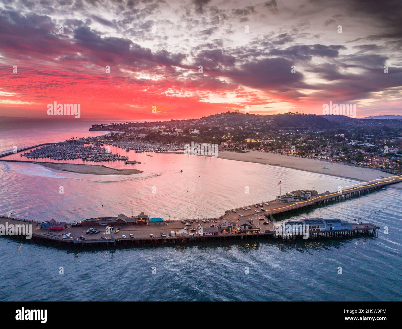 Vue aérienne de Stoarn's Wharf et du port de Santa Barbara au coucher du soleil, Santa Barbara, Californie Banque D'Images