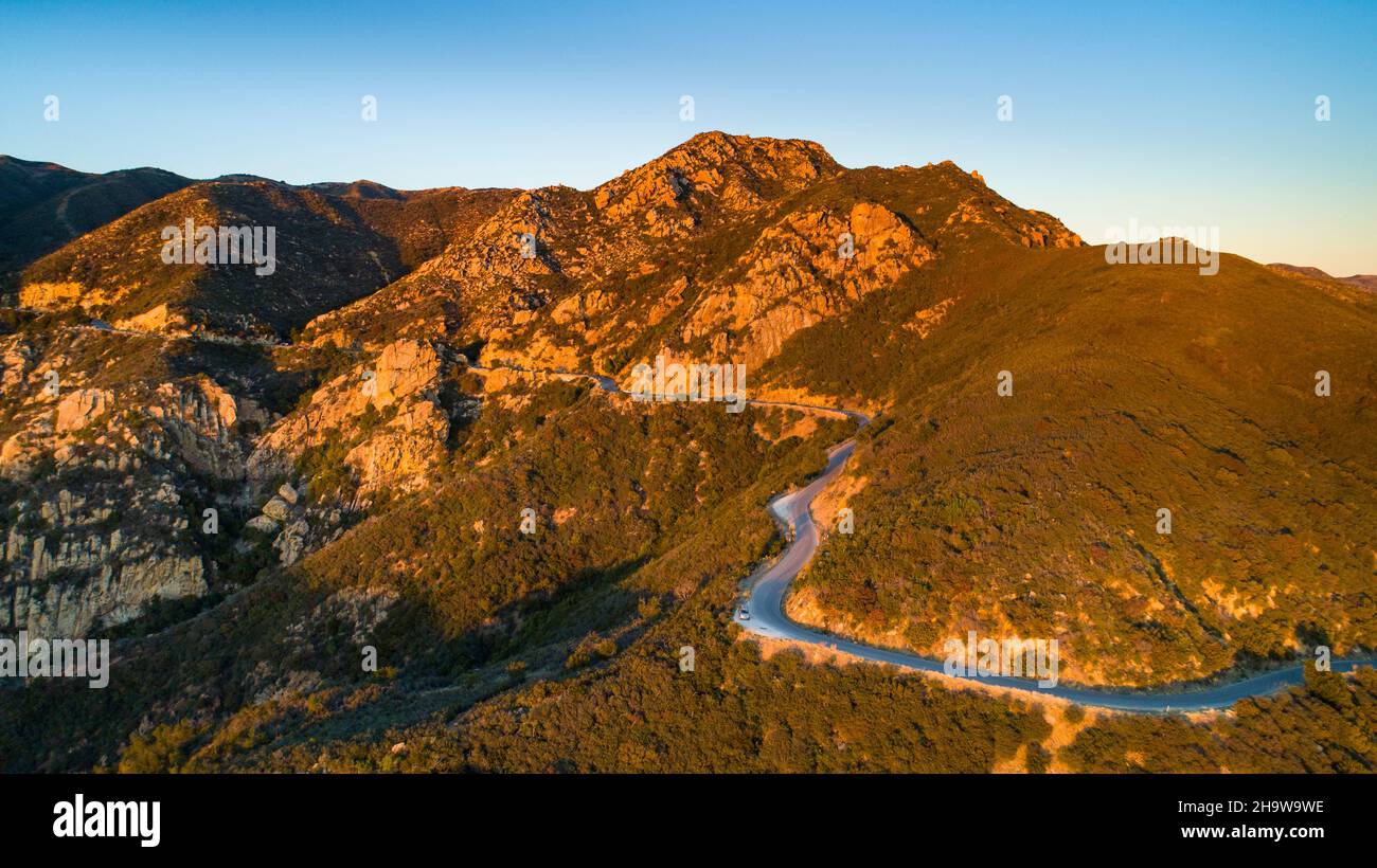 Gibraltar Road au coucher du soleil au-dessus de Montecito, Californie Banque D'Images