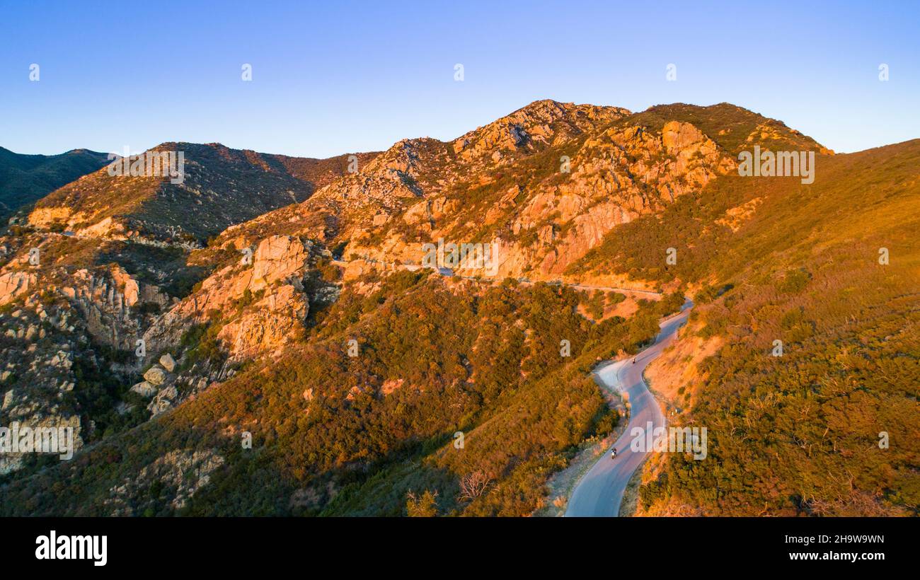 Gibraltar Road au coucher du soleil au-dessus de Montecito, Californie Banque D'Images
