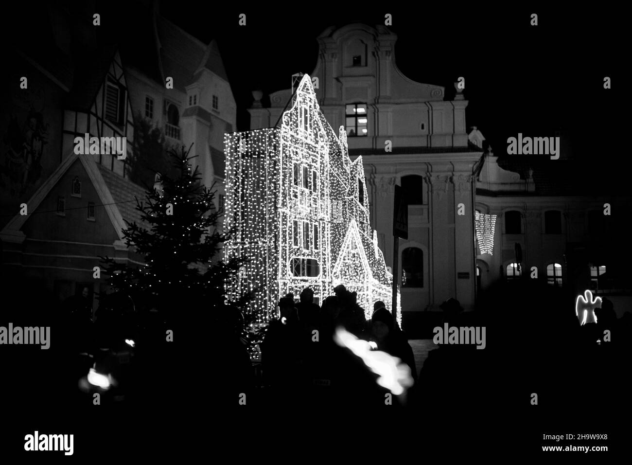 Poznan, Wielkopolska, Pologne.8th décembre 2021.Solennité de l'Immaculée conception de la Sainte Vierge Marie dans l'Église catholique : la procession de la lumière à Poznan. La procession a eu lieu pour la quinzième fois.Il est suivi par des pompiers portant des torches.Ils placent également un bouquet de fleurs sur la statue de l'Immaculée.Le monument en l'honneur de la mère de Dieu se trouve sur le site où a été construite la première chapelle chrétienne en Pologne (pour la Duchesse Dobrawa et le Prince Mieszko I).USAGE ÉDITORIAL UNIQUEMENT.LA PUBLICATION DANS LE CONTEXTE NÉGATIF EST INTERDITE.(Image de crédit : © Dawid Banque D'Images