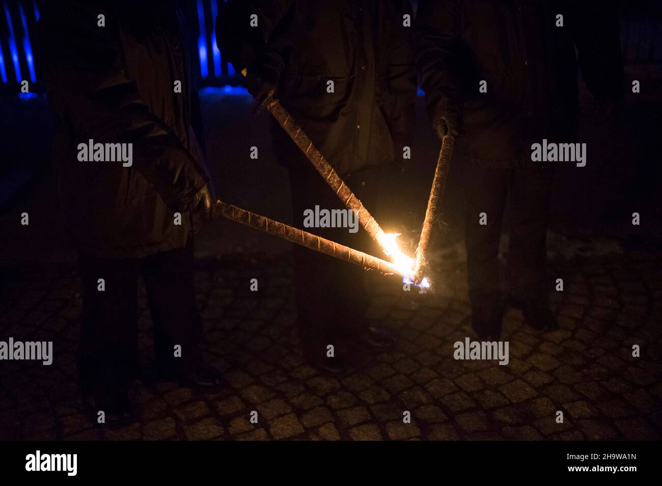 Poznan, Wielkopolska, Pologne.8th décembre 2021.Solennité de l'Immaculée conception de la Sainte Vierge Marie dans l'Église catholique : la procession de la lumière à Poznan. La procession a eu lieu pour la quinzième fois.Il est suivi par des pompiers portant des torches.Ils placent également un bouquet de fleurs sur la statue de l'Immaculée.Le monument en l'honneur de la mère de Dieu se trouve sur le site où a été construite la première chapelle chrétienne en Pologne (pour la Duchesse Dobrawa et le Prince Mieszko I).USAGE ÉDITORIAL UNIQUEMENT.LA PUBLICATION DANS LE CONTEXTE NÉGATIF EST INTERDITE.(Image de crédit : © Dawid Banque D'Images